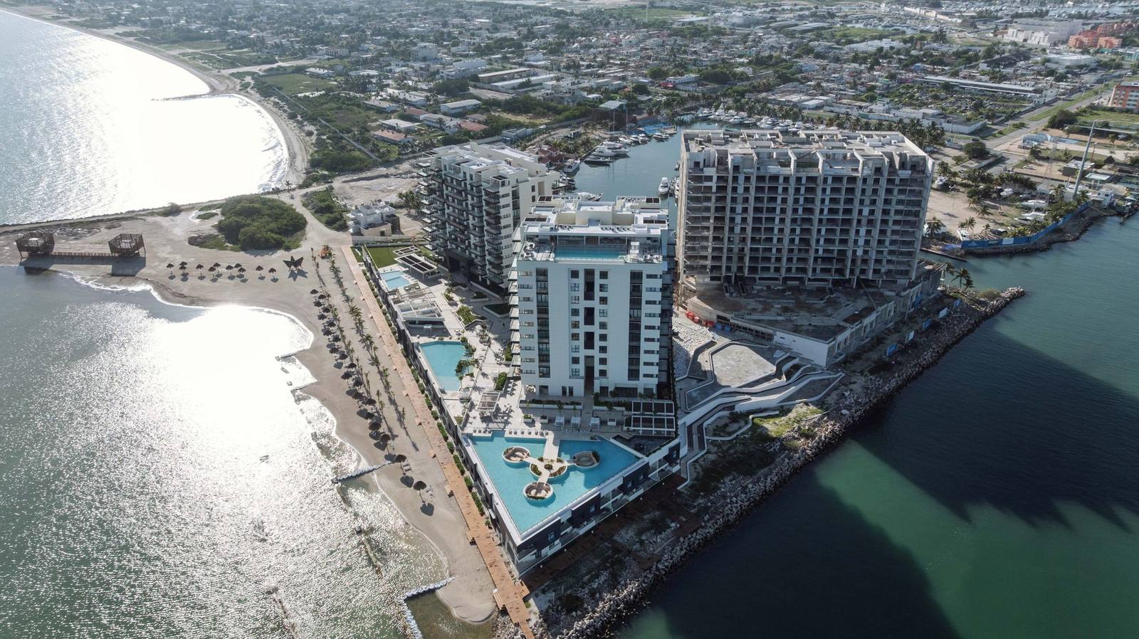 Vista aérea de Yucalpetén Resort Marina: torres Barlovento y Sotavento, playa privada y marina