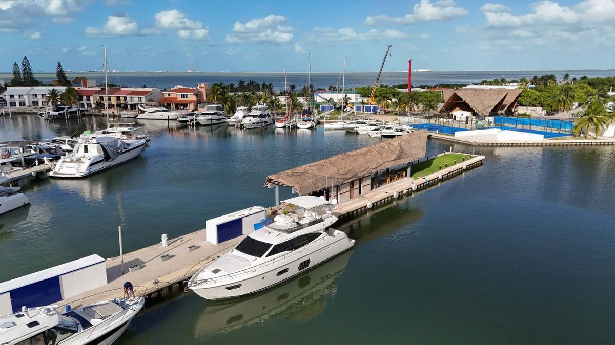 Yate atracado en la marina de Yucalpetén