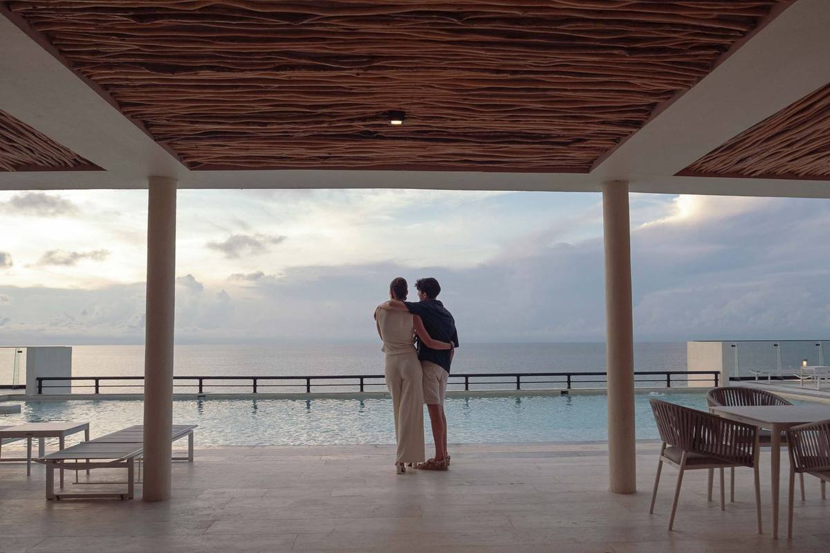 Pareja en el rooftop Sunset Lounge al atardecer